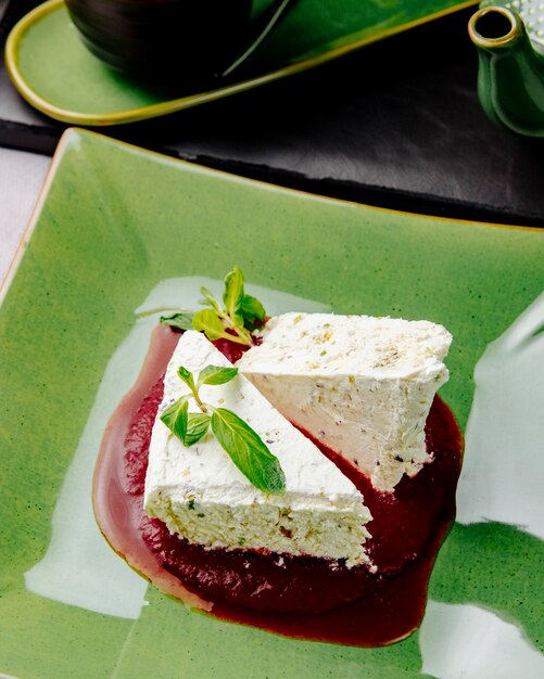 Gâteau au fromage avec de la confiture de noix et de la menthe sur la vue de dessus