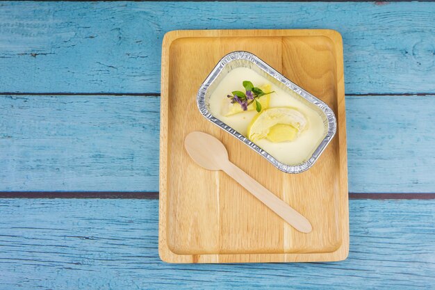 Gateau Au Fromage Fait Maison Avec Garniture De Fruits De Durian Sur Un Fond De Bois Bleu Photo Premium