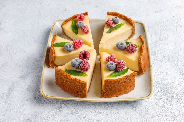 Gâteau au fromage maison de New York avec des baies congelées et de la menthe, dessert bio sain, vue de dessus