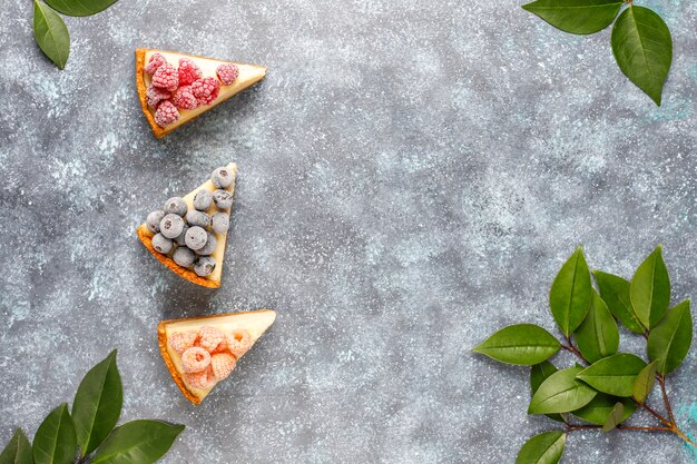 Gâteau au fromage maison de New York avec des baies congelées et de la menthe, dessert bio sain, vue de dessus