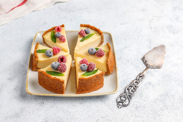 Gâteau au fromage maison de New York avec des baies congelées et de la menthe, dessert bio sain, vue de dessus