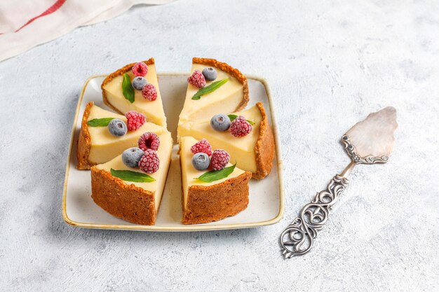 Gâteau au fromage maison de New York avec des baies congelées et de la menthe, dessert bio sain, vue de dessus