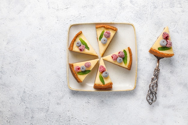 Gâteau au fromage maison de New York avec des baies congelées et de la menthe, dessert bio sain, vue de dessus