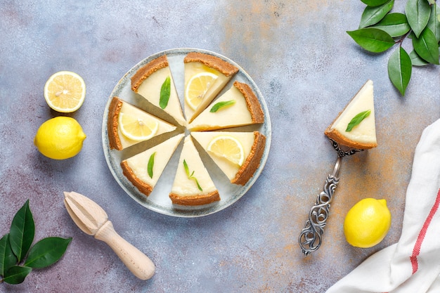 Gâteau au fromage maison de New York avec citron et menthe, dessert bio sain, vue de dessus