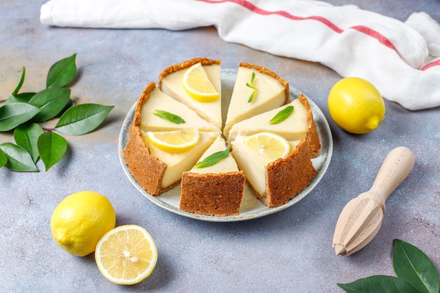 Gâteau au fromage newyork fait maison avec du citron et de la menthe, dessert bio sain, vue de dessus