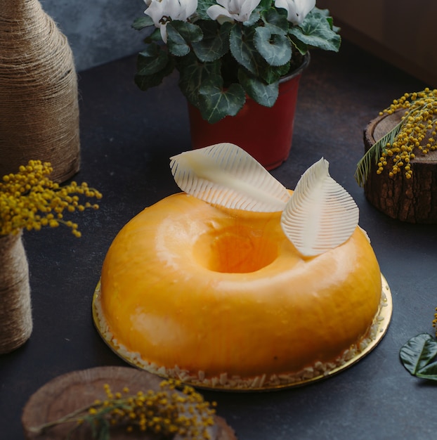 Photo gratuite gâteau au fromage rond sur la table