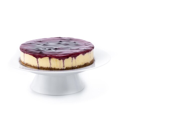 Photo gratuit gâteau au fromage sucré aux myrtilles isolé sur fond blanc
