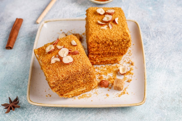 Gâteau au miel en couches maison sucré avec des épices et des noix.