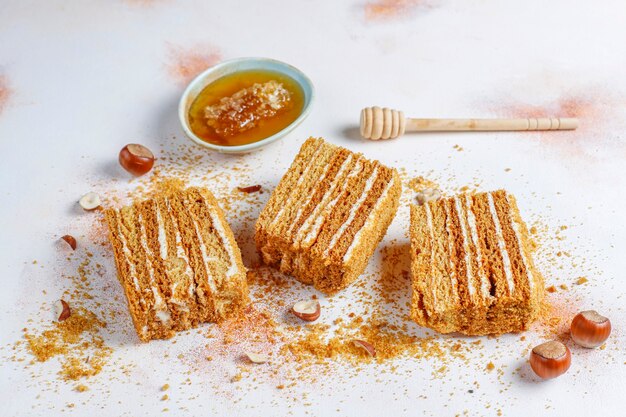 Gâteau au miel en couches maison sucré avec des épices et des noix.