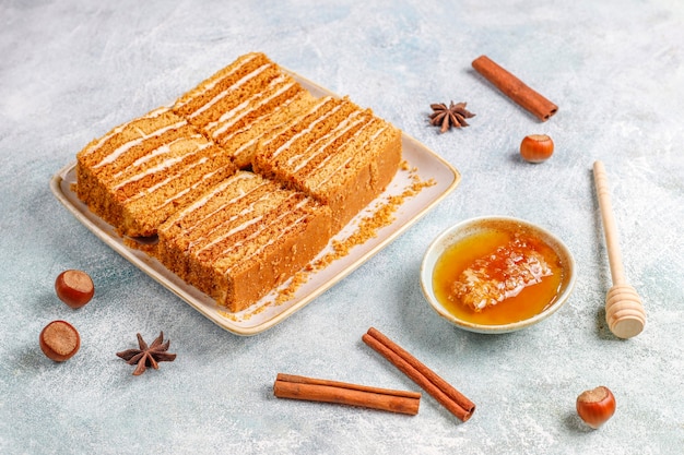 Gâteau au miel en couches maison sucré avec des épices et des noix.