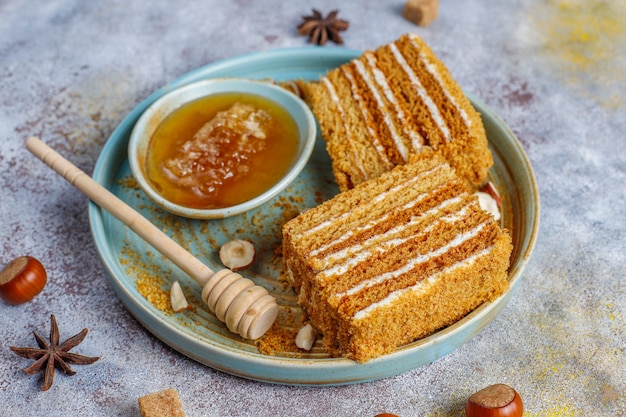 Gâteau au miel en couches maison sucré avec des épices et des noix.