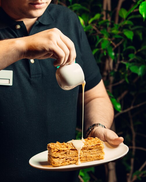 Gâteau au miel dans l'assiette