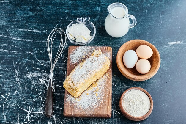 Gâteau au miel avec des ingrédients autour.