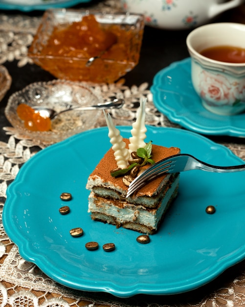 Gâteau au miel sur la table