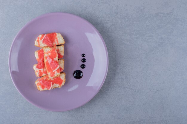 Gâteau au pamplemousse fait maison sur plaque violette