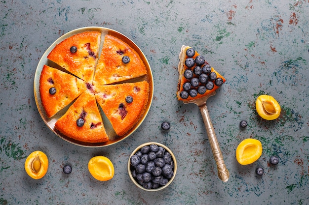 Gâteau aux abricots et myrtilles avec myrtilles fraîches et fruits abricots.