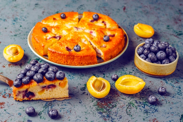 Photo gratuite gâteau aux abricots et myrtilles avec myrtilles fraîches et fruits abricots.