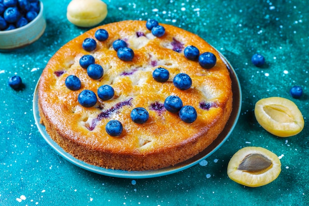 Gâteau aux abricots et myrtilles avec myrtilles fraîches et fruits abricots.