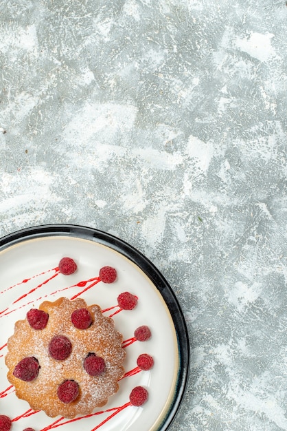 Gâteau Aux Baies Vue De Dessus Sur Plaque Ovale Blanche Sur Espace Libre Surface Grise