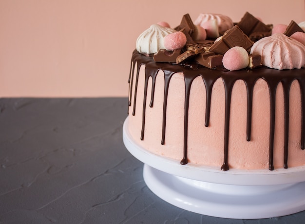 Gâteau aux biscuits avec des gouttes de chocolat