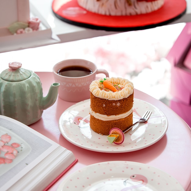 Gâteau aux carottes avec quelqu'un et une tasse de thé