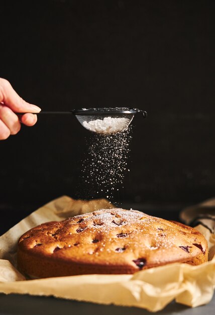 Gâteau aux cerises avec sucre en poudre et ingrédients