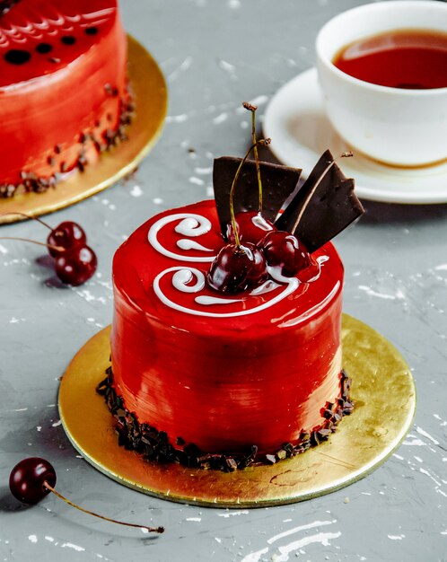 Gâteau aux cerises sur la table