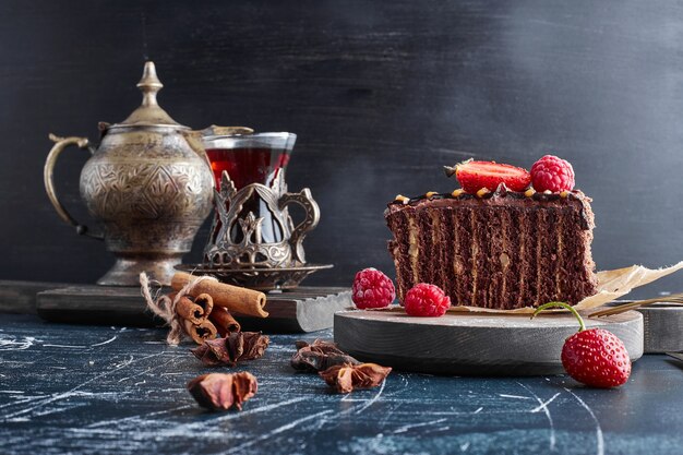 Gâteau aux crêpes au chocolat aux framboises.