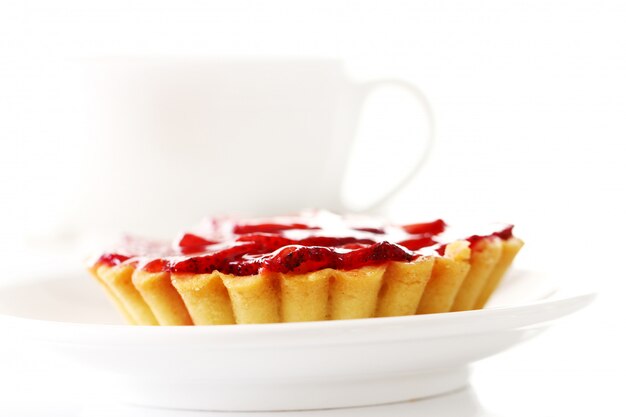 Gâteau aux fraises fraîches et tasse de café