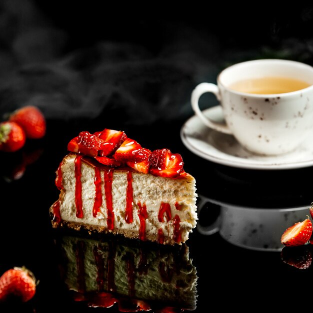 Gâteau aux fraises et sirope rouge