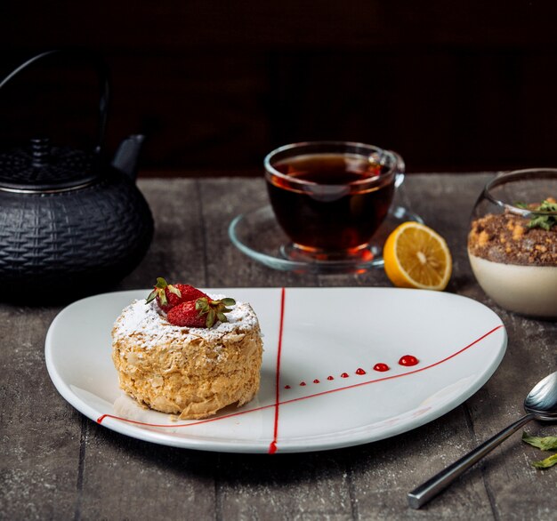 Gâteau aux fraises sucrées au thé noir