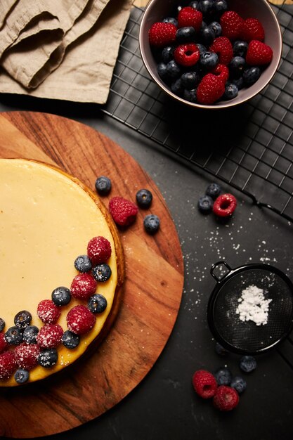 Gâteau aux framboises, mûres et myrtilles, vue du dessus