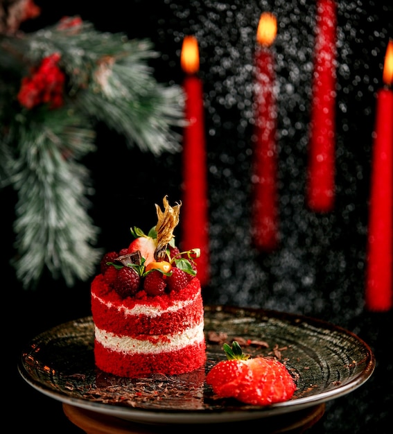 Gâteau aux fruits avec des fraises dans l'assiette