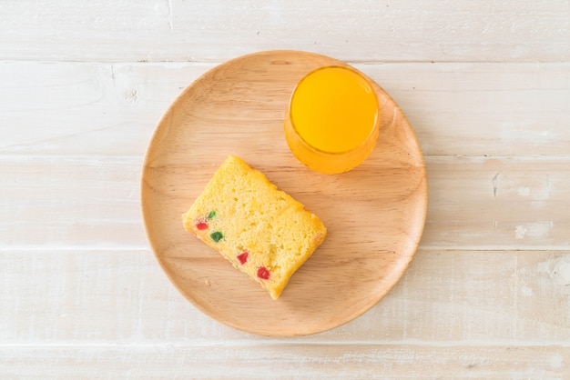 Gâteau aux fruits sur plaque de bois