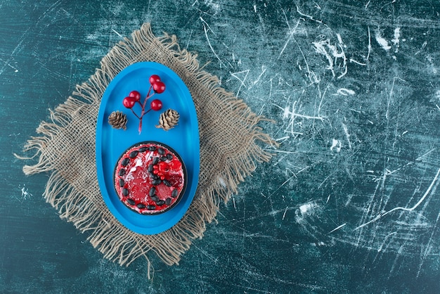 Gâteau aux fruits savoureux avec des pommes de pin de Noël sur un sac. photo de haute qualité