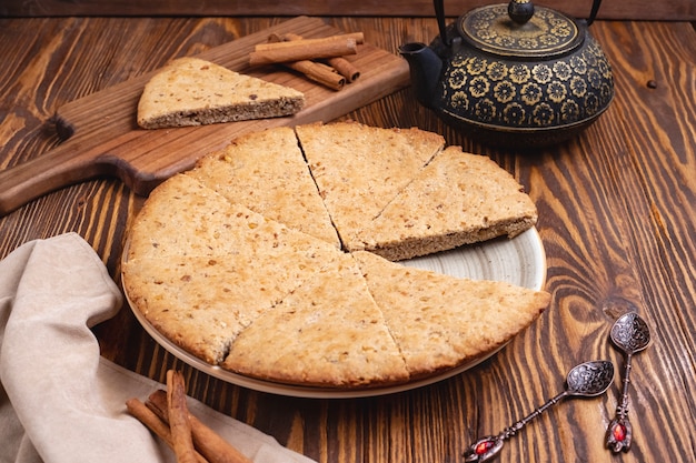 Gâteau aux noix noix cannelle pot de thé vue latérale