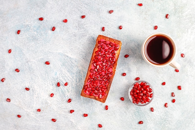 Photo gratuite gâteau aux pruneaux avec garniture de grenade et graines.