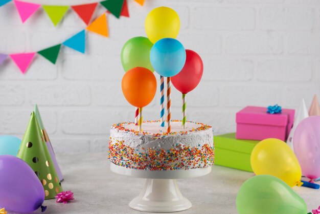 Gâteau et ballons colorés