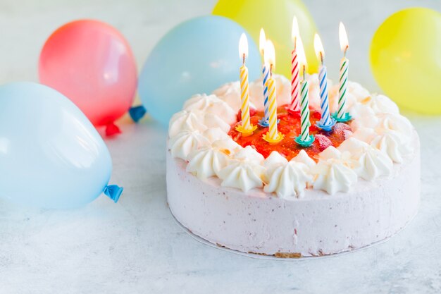 Gâteau et ballons festifs