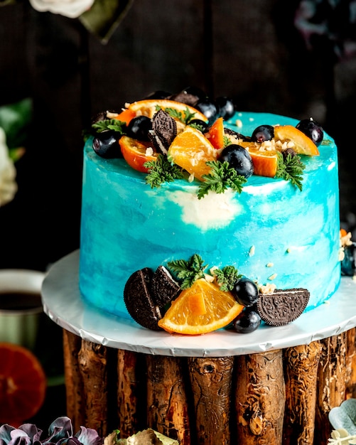 Gâteau blanc bleu aux fruits