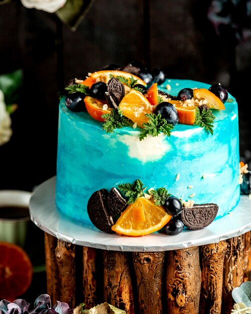 Gâteau blanc bleu aux fruits