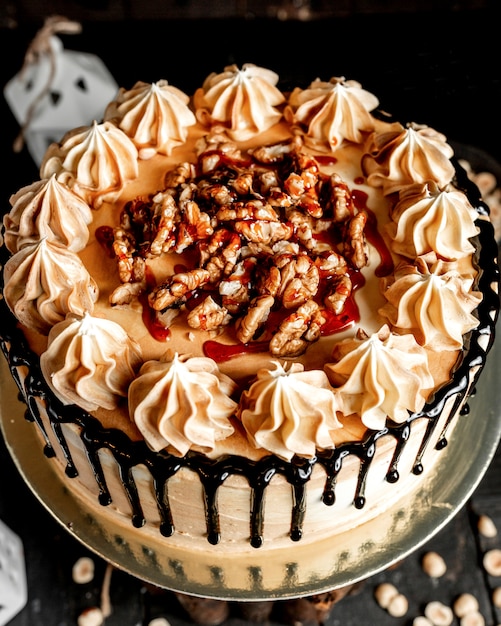 Gâteau blanc versé au chocolat et décoré de noix vue de dessus