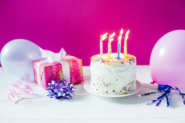 Gateau Et Bouteille De Champagne Photo Gratuite
