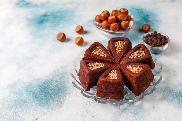 Gâteau brownie tranché aux noisettes.