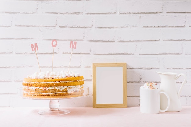 Photo gratuite gâteau et cadre pour la fête des mères