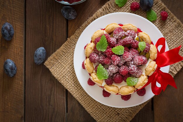 Gâteau "Charlotte" aux framboises et prunes.