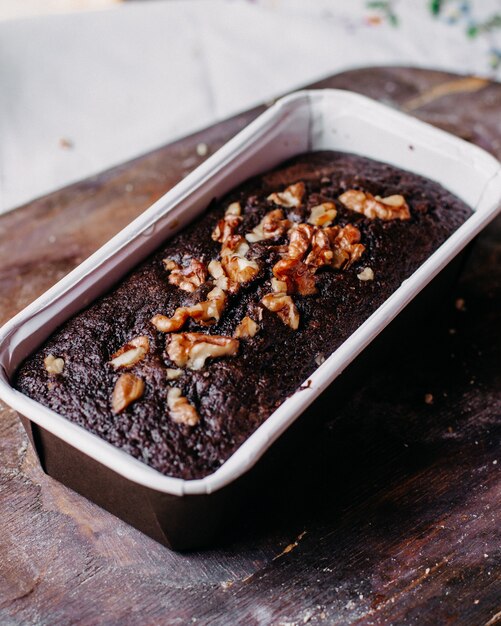 Gâteau choco aux noix cuit délicieux délicieux doux sur un bureau en bois brun