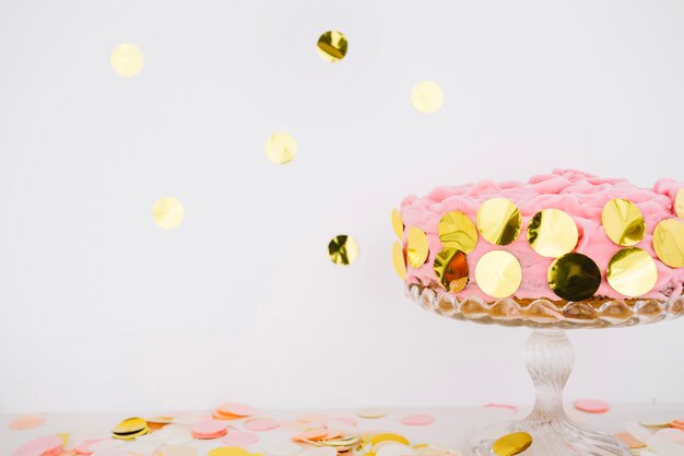 Gâteau et confettis