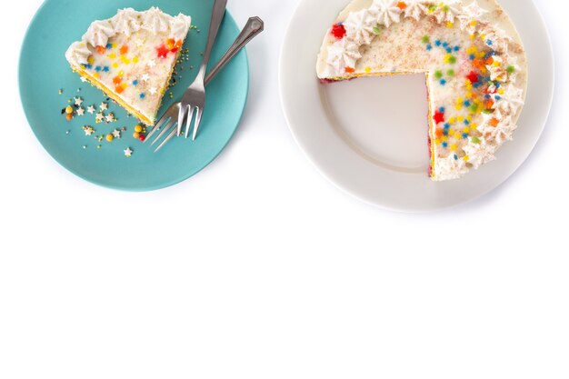 Gâteau de couche arc-en-ciel isolé sur fond blanc