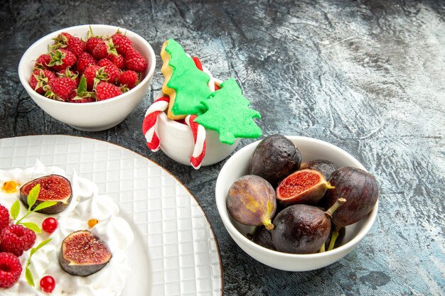 Gâteau à la crème délicieux vue de face avec différents fruits